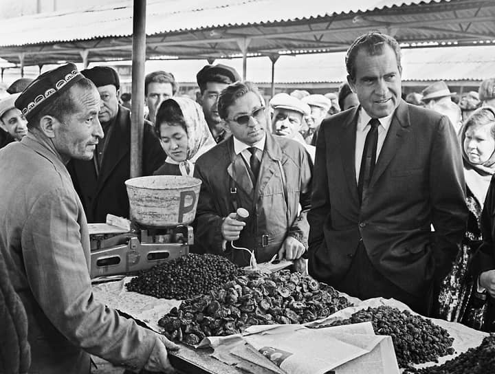 Кандидат в президенты США от Республиканской партии Ричард Никсон на Зеленом рынке в Алма-Ате, столице Казахской ССР. 1967 год