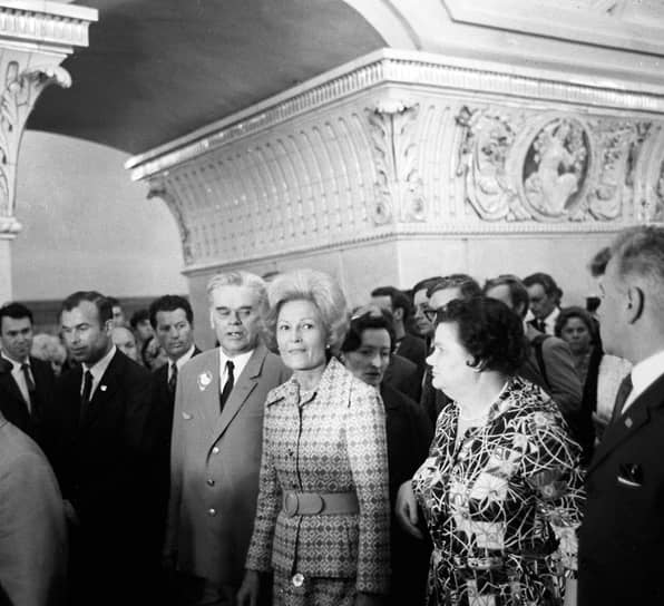 Первая леди Патриция Никсон любуется московским метро. Справа от нее — супруга министра иностранных дел СССР Лидия Громыко