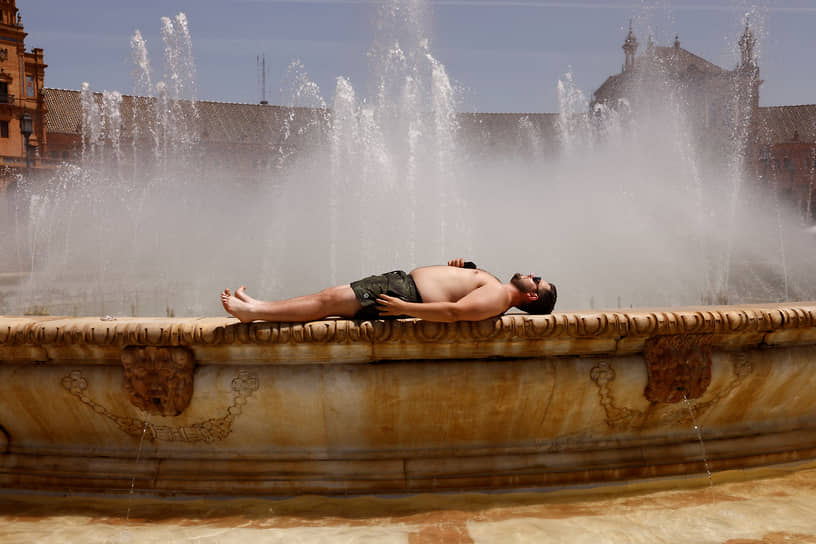 Севилья, Испания. Отдыхающий на кромке фонтана