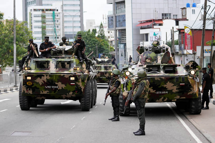 9 и 10 мая в столице Коломбо вспыхнули беспорядки и столкновения сторонников и противников власти. В массовых протестах погибли, по разным оценкам, до 10 человек, свыше 240 получили ранения