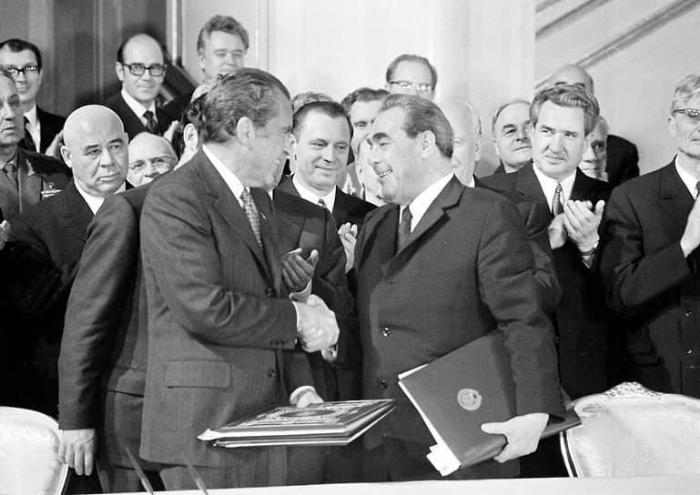 Президент США Ричард Никсон и генеральный секретарь ЦК КПСС Леонид Брежнев обмениваются рукопожатием после подписания документов