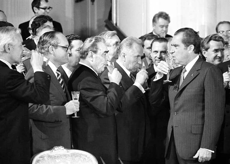 Президент США Ричард Никсон (справа) произносит тост в честь подписания советско-американских соглашений