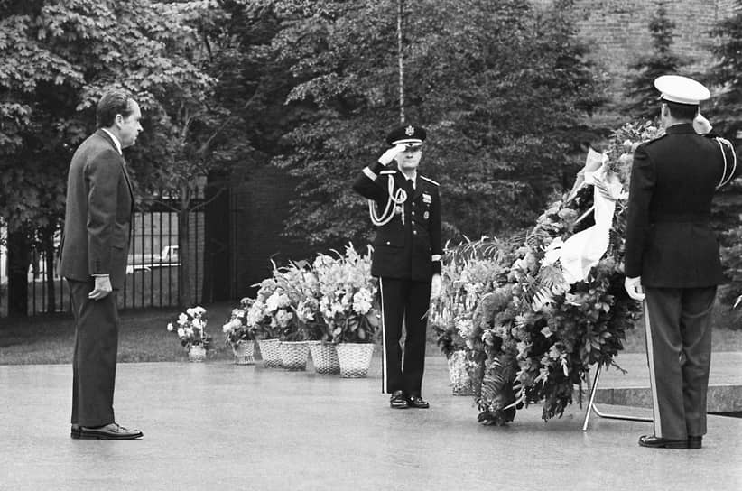 Президент США Ричард Никсон у могилы Неизвестного солдата в Москве