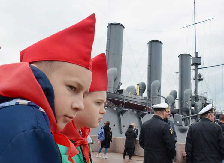 Церемония принятие в пионеры на крейсере «Аврора» в Санкт-Петербурге