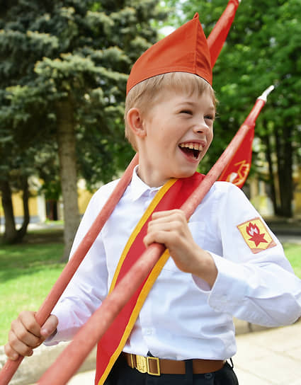 Мальчик с флагами на праздновании 100-летия образования Всесоюзной пионерской организации в Новосибирске