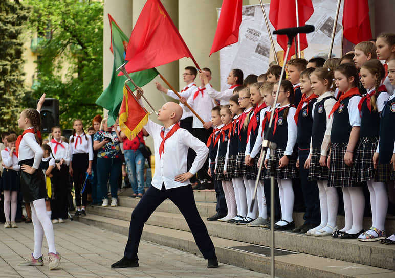 Участники церемонии посвящения в пионеры перед домом культуры имени Горького в Новосибирске