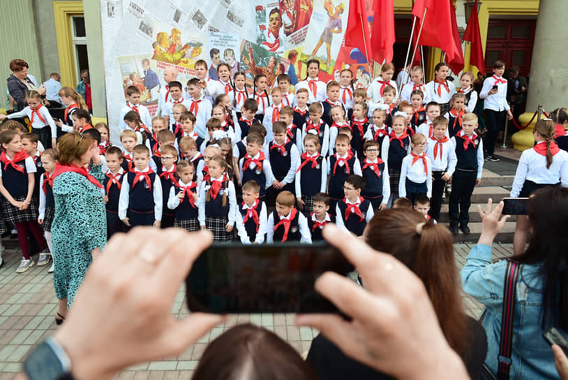 Празднование 100-летия образования Всесоюзной пионерской организации в доме культуры имени Горького в Новосибирске
