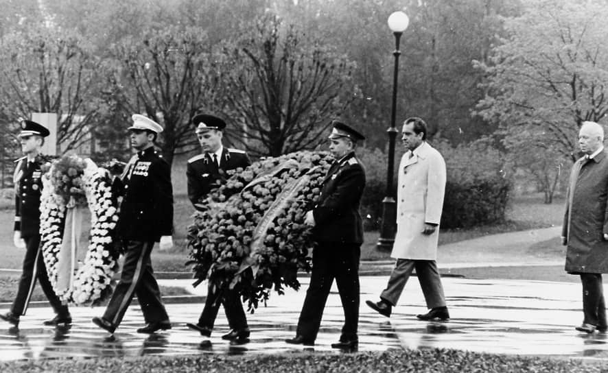 Президент США Ричард Никсон (в центре) и председатель Верховного Совета СССР Николай Подгорный (справа) во время возложения цветов на Пискаревском кладбище в Ленинграде