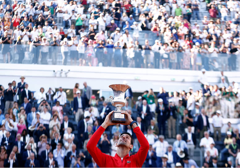 В 2021-м Джокович в седьмой раз стал первой ракеткой мира по итогам года. В июне 2022 года сербский спортсмен первым в истории тенниса одержал по 80 побед на каждом из четырех турниров серии Большого шлема. В том же году он вошел в список самых высокооплачиваемых теннисистов мира по версии Forbes USA, заработав $27,1 млн