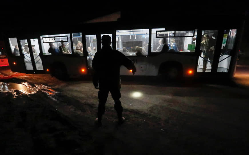 Автобус со сдавшимися на «Азовстали» украинскими военными