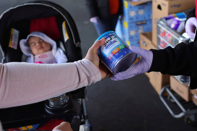 Женщина получает молочную смесь для своего ребенка в Массачусетсе
