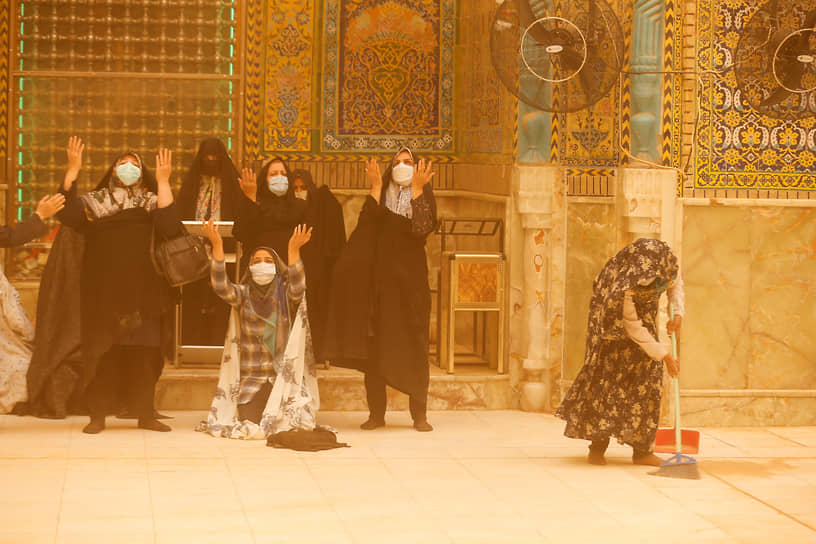 Эн-Наджаф, Ирак. Женщины у мечети имама Али во время песчаной бури 