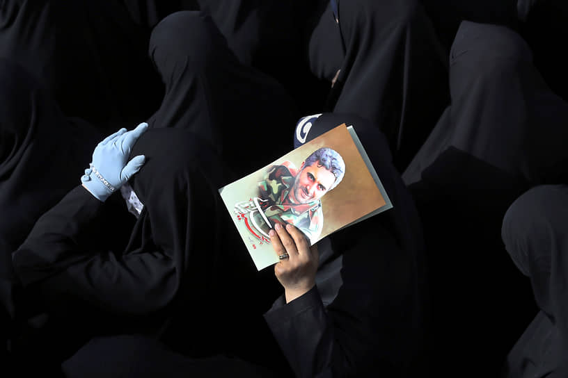 Тегеран. Похороны полковника иранской революционной гвардии Хасана Сайяда Ходая 