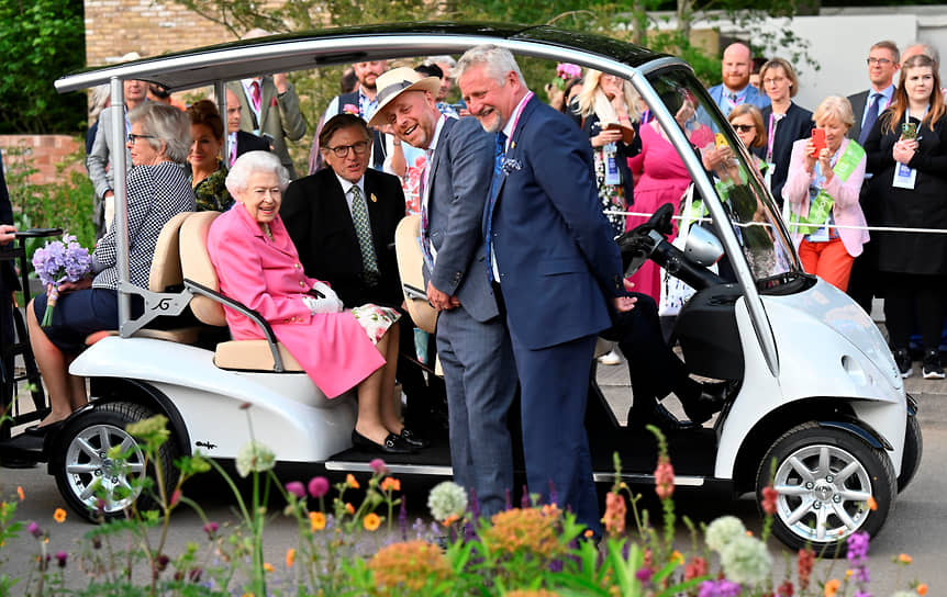 Королева Великобритании Елизавета II на цветочной выставке в Челси