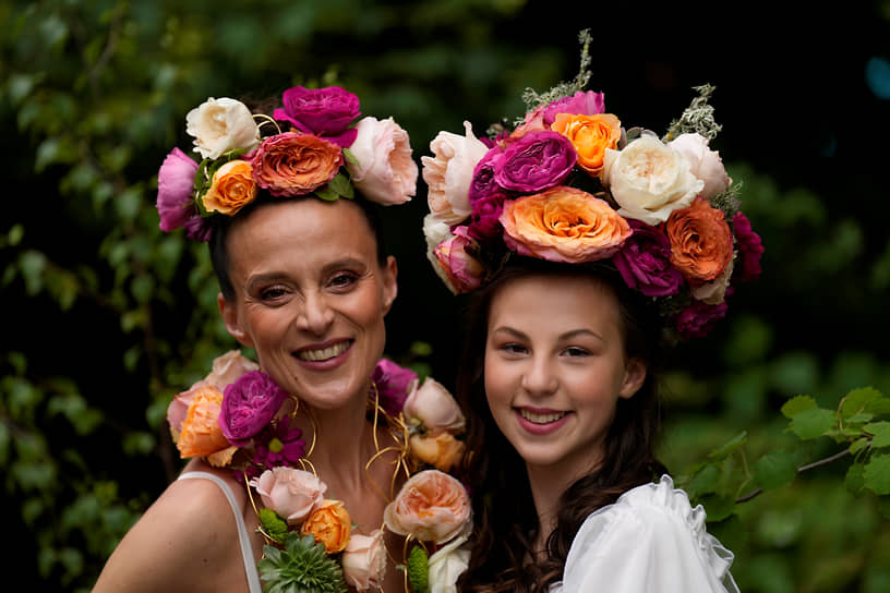 Мать и дочь позируют для фотографов на цветочной выставке в Челси