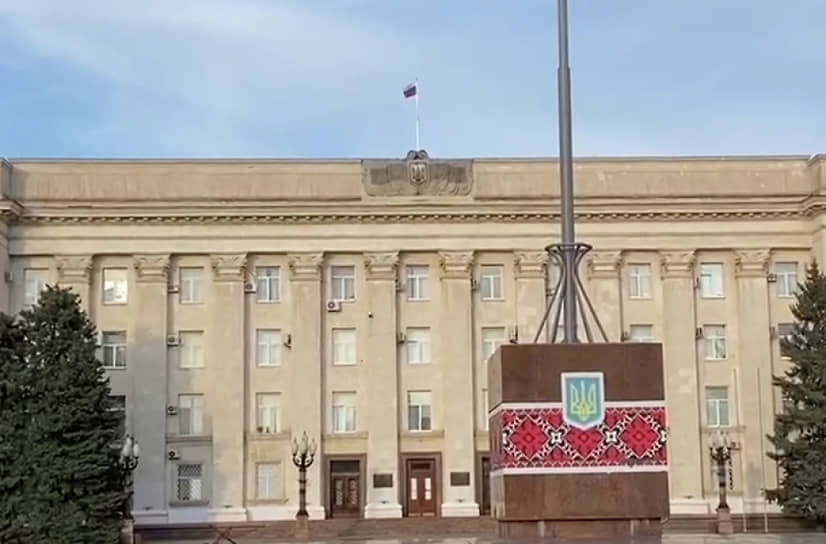 Российский флаг над зданием городской администрации в Херсоне