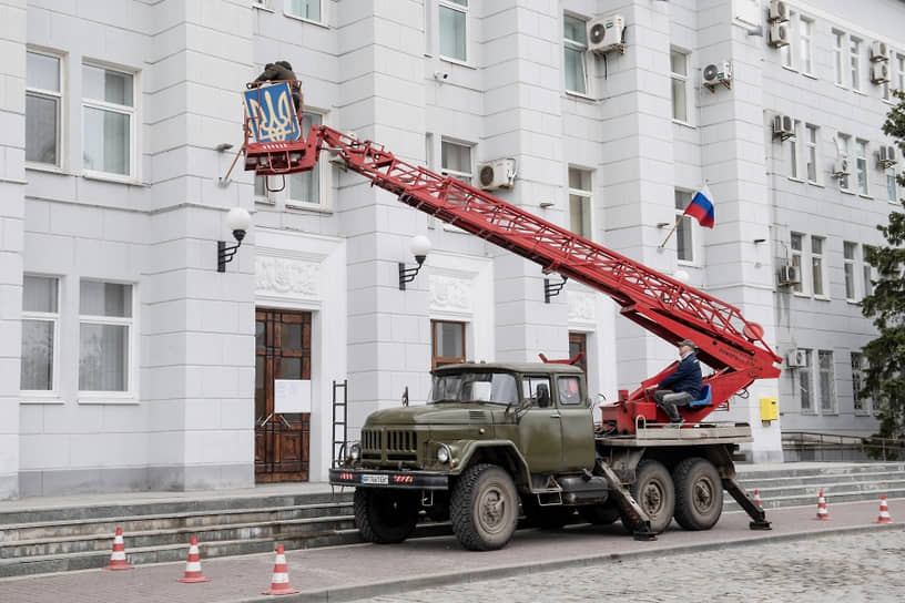 Снятие украинского герба со здания администрации Бердянска Херсонской области