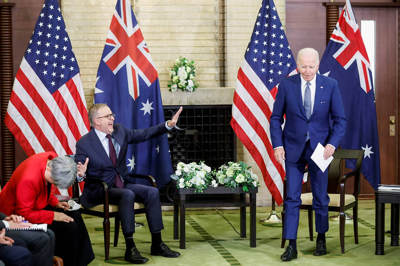 Токио. Президент США Джо Байден (справа) и премьер-министр Австралии Энтони Альбанезе на двусторонней встрече во время саммита QUAD