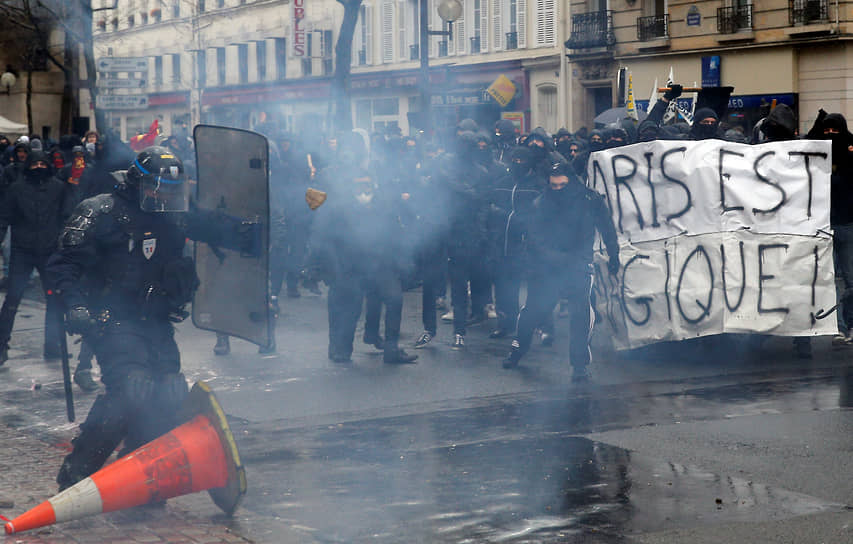 Протесты против реформы. В 2016 году во Франции прошли протесты против трудовой реформы. Она позволяла увеличить продолжительность рабочего дня на некоторых производствах и облегчить сокращения для работодателей. На протесты вышли около 100 тыс. французов. В стычках с полицией пострадали не менее 40 человек