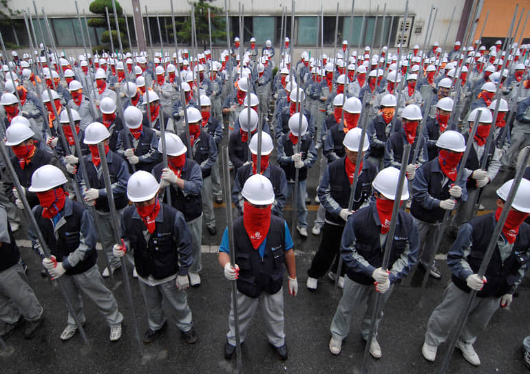 Штурм завода в Южной Корее. В 2009 году полиция штурмовала автомобильный завод SsangYong Motor недалеко от Сеула. Владельцы планировали сократить треть сотрудников. Вместо этого рабочие захватили завод и удерживали его более двух месяцев. На штурм пошли 300 полицейских и 100 бойцов спецназа. Протестующие отражали атаки с помощью самодельных катапульт, металлических палок и зажигательных смесей. Всего пострадали около 100 человек