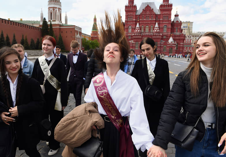 Выпускники на Красной площади в Москве