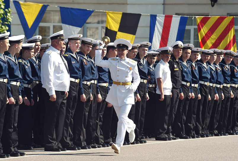 В некоторых регионах сдавать ЕГЭ начнут сразу после последних звонков – 26 мая
&lt;br> На фото: последний звонок в Нахимовском военно-морском училище
