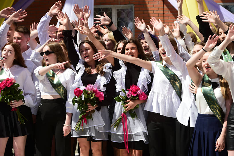 Большинство школ по традиции проводят торжественные линейки 24 и 25 мая
&lt;br> На фото: школьники из Новосибирска
