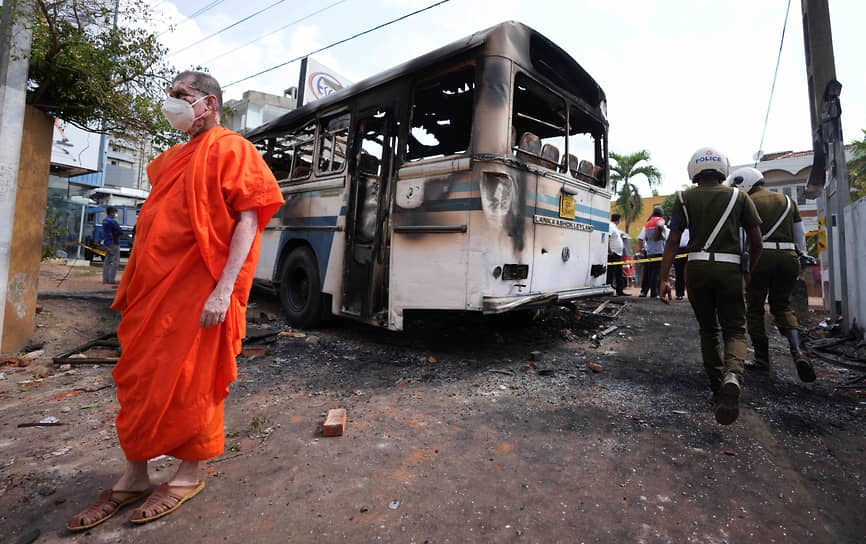Сгоревший автобус у резиденции президента в Коломбо. 1 апреля 2022 года