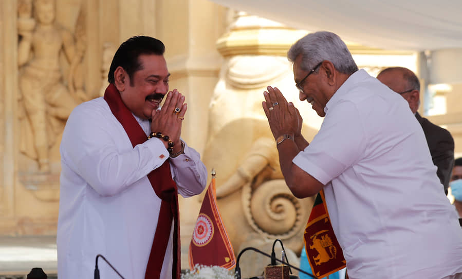 В 2015 году Махинда Раджапакса (слева) не смог использовать поправку к конституции, давшую ему возможность баллотироваться на третий срок, и проиграл президентские выборы. Но пять лет спустя вернулся во власть, став премьер-министром. После принесения присяги он приветствовал президента страны, своего брата Готабайю Раджапаксу
