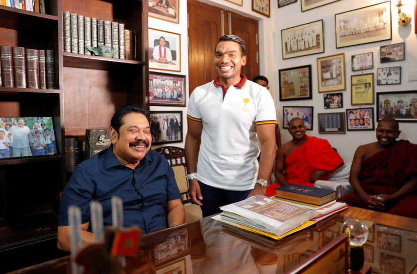 Махинда Раджапакса (экс-премьер-министр и экс-президент Шри-Ланки) со старшим сыном Намалом, молодежным лидером и телемагнатом