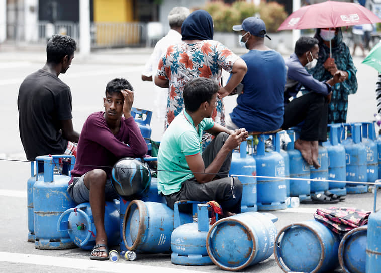Жители Коломбо ждут прибытия грузовиков с газом для кухонных плит. 8 мая 2022 года