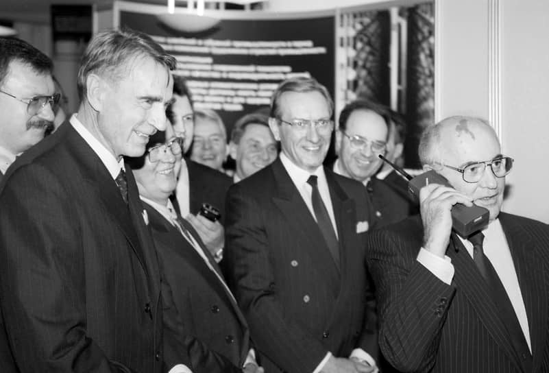 Генсек ЦК КПСС Михаил Горбачев (справа) говорит по мобильному телефону Nokia из Хельсинки с Москвой. Слева — президент Финляндии Мауно Койвисто