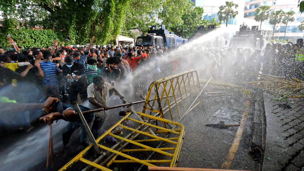 Полиция разгоняет студенческую демонстрацию с использованием водометов и слезоточивого газа. 19 мая 2022 года