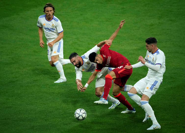 Игрок «Ливерпуля» Луис Диас против игроков «Реала» 