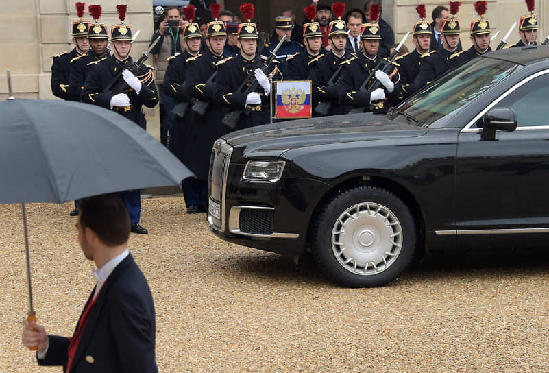 Автомобиль Aurus Senat встречает Владимира Путина у Елисейского дворца после рабочего завтрака с президентом Франции Эмманюэлем Макроном, 2018 год