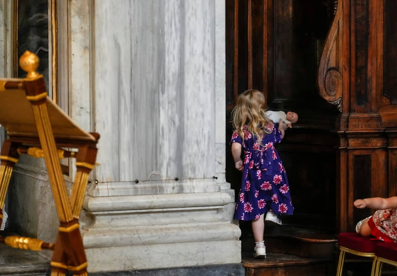 Рим. Ребенок забирает куклу из исповедальни в соборе Пресвятой Девы Марии Великой
