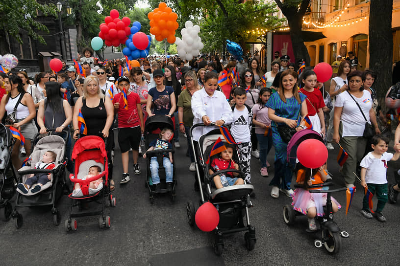 Ереван. В Международный день защиты детей прошло шествие матерей и детей
