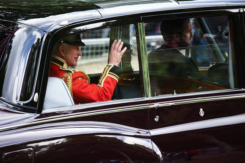 Принц Чарльз приветствует гостей парада через окно автомобиля