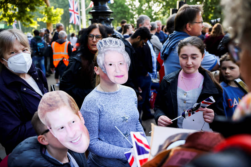 Гости парада в масках королевы Елизаветы II и принца Гарри