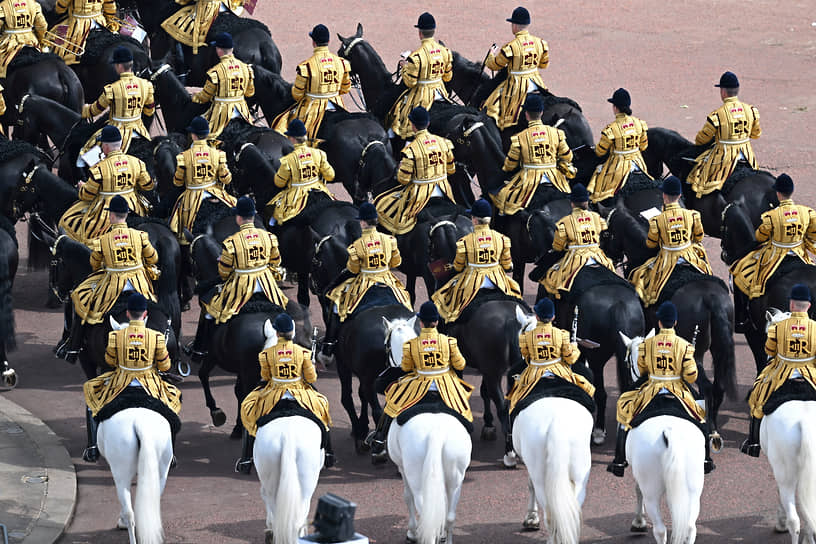Члены дворцовой кавалерии на параде в честь платинового юбилея 