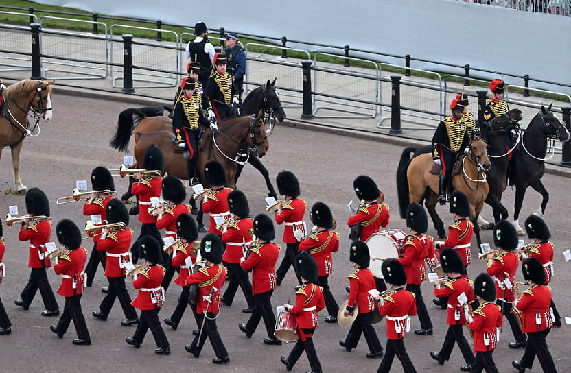 Оркестр валлийской гвардии проходит мимо членов конной артиллерии по пути на парад