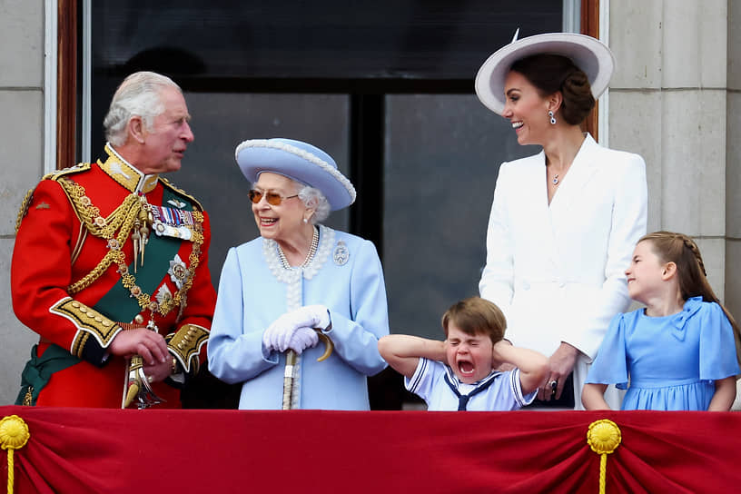 Слева направо: принц Чарльз, Елизавета II, принц Луи, герцогиня Кембриджская Кэтрин и принцесса Шарлотта  на балконе Букингемского дворца