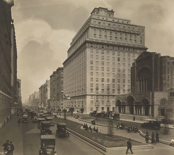 Отель Ambassador открылся в 1921 году и сразу стал одним из самых популярных у богатой публики отелей Нью-Йорка. Снос здания отеля в 1966 году газета The New York Times назвала «невосполнимой потерей»