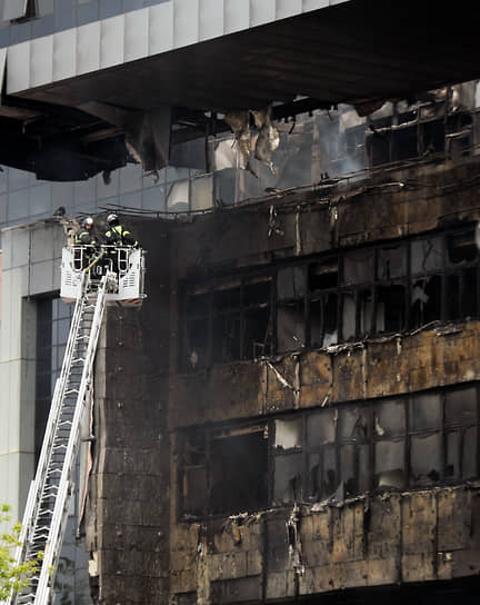 По сообщениям Telegram-каналов, во время пожара часть людей вышли на крышу, часть остались на 5, 6 и 7 этажах