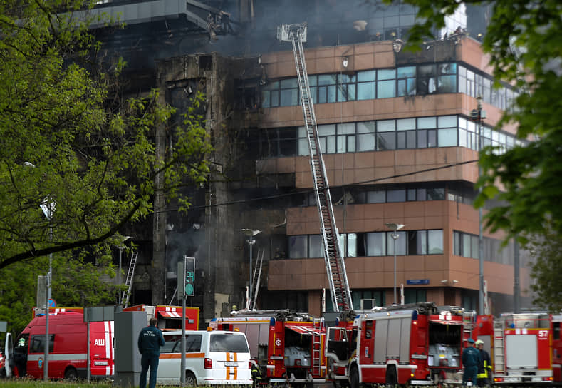 Пламя охватило четыре этажа — с первого по четвертый