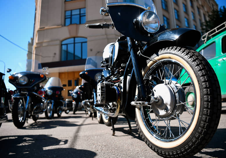 Мотоциклы на параде ретротранспорта 