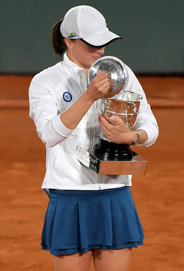 Польская теннисистка Ига Швёнтек на церемонии награждения