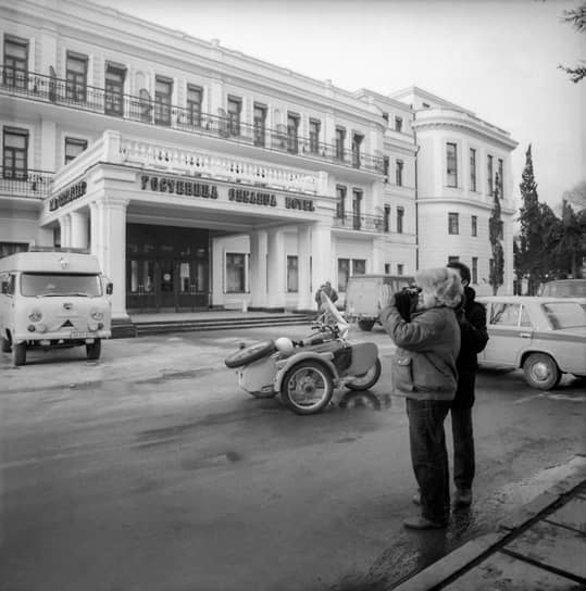Сергей Соловьев напротив гостиницы «Ореанда», где, согласно сюжету фильма, жили Алика и Крымов