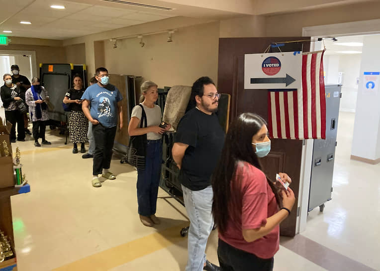 Калифорнийцы ждут своей очереди, чтобы проголосовать на праймериз