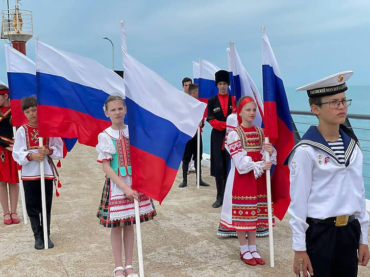 Акция «Российский триколор над морем» в Сочи